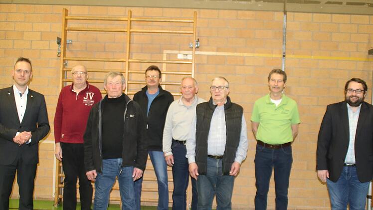 Bürgermeister Mario Götz (links), Kreisvorsitzender Markus Stockmann  sowie Vorsitzender Walter Hugo (von rechts) ehrten (weiter von   links) Reinhold Huppmann, Leo Meder, Edwin Kolb, Peter Wigand und Walter Gerlach.
