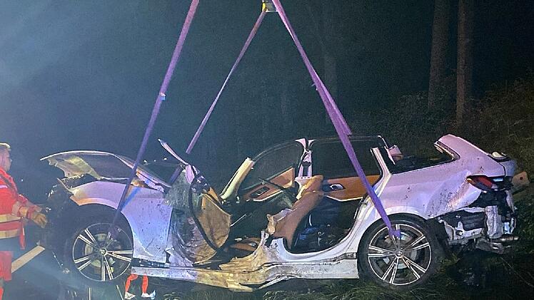 A70 bei Neudrossenfeld: Auto überschlägt sich - eingeklemmter Fahrer schwer verletzt