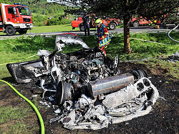 Ferrari geht nach Unfall bei Jakobsthal in Flammen auf - Feuerwehr beobachtet Vorfall zufällig