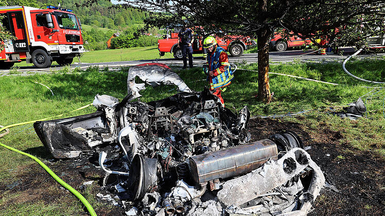 Ferrari geht nach Unfall bei Jakobsthal in Flammen auf - Feuerwehr beobachtet Vorfall zufällig