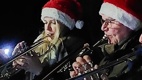 Die Musikanten der Musikvereinigung Machtilshausen stimmten auf Weihnachten ein.