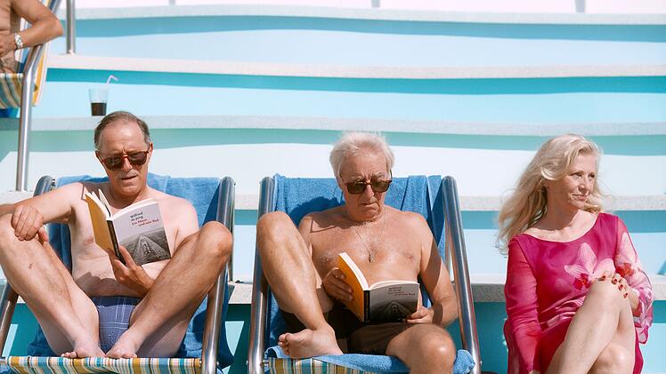 Neben ihrem Mann Peter (Stefan Kurt, links) und ihrem gemeinsamen Freund Heinz (Ueli Jäggi) fühlt sich Alice Waldvogel (Esther Gemsch) schnell als das fünfte Rad am Wagen.