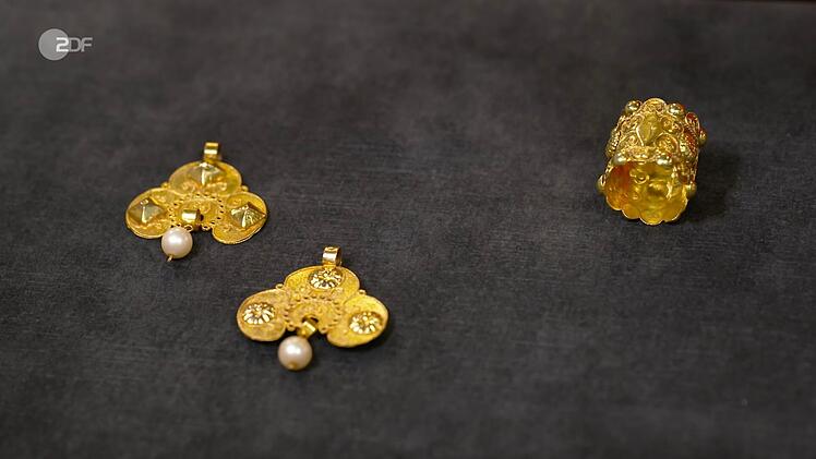 Als weitere Objekte der Sendung wurde filigraner Trachtenschmuck aus Seeland pr&auml;sentiert.