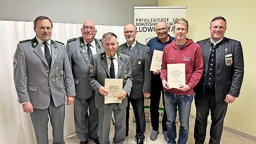 Unser Foto zeigt (von links) Sch&uuml;tzenmeister Frank Ziener, Ehrensch&uuml;tzenmeister Johannes Haase, Erhard Schwab, Gausch&uuml;tzenmeister Klaus Jentsch, Klaus Methfessel, Florian Martin und Bezirkssch&uuml;tzenmeister Alexander Hummel.