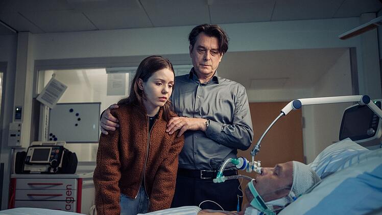 Luna Oberl&auml;nder (Fiona Katharina Neumeier) und Thomas Komlatschek (Hary Prinz, Mitte) machen sich gro&szlig;e Sorgen um Micha Oberl&auml;nder (Matthias Koeberlin), der im Koma liegt.