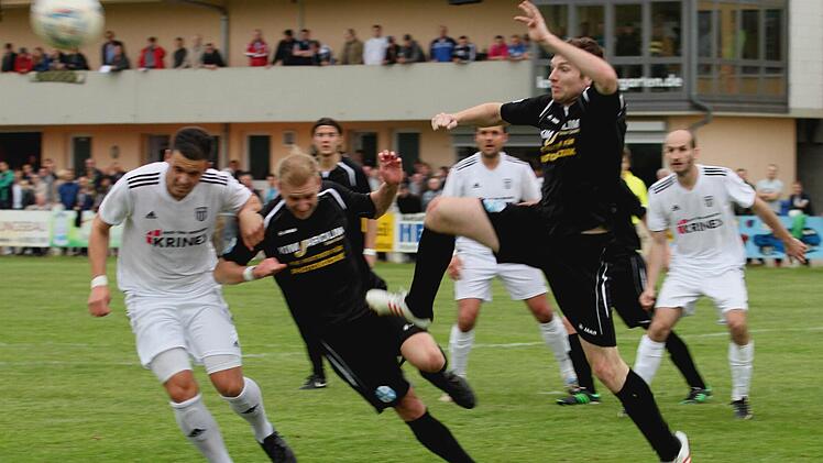 Gästespieler Bastian Götzfried (2. von rechts) wehrt diese Flanke mit langem Bein ab; von links der Sander Maximilian Göbhardt und Gässtespieler Simon Sommer.
