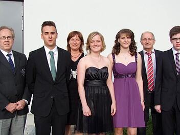 Direktor Hilmar Kirch, Andrea Willacker und Markus Henneberger sind stolz auf ihre Abiturienten, besonders natürlich auf die Besten des Jahrgangs Louis Offner (Burgwindheim), Lena Bördlein (Volkach), Tanja Schmitt (Dingolshausen) und Jonathan Gerstenkorn (Koppenwind). Foto: Berthold