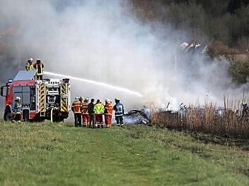 Rund zwei Stunden dauerten die Löscharbeiten in Lichtenfels, als am Nachmittag ein Feld von 15000 Quadratmetern Elefantengras niederbrannte. Foto: News5