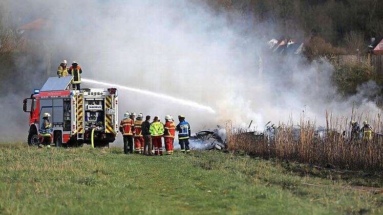 Rund zwei Stunden dauerten die Löscharbeiten in Lichtenfels, als am Nachmittag ein Feld von 15000 Quadratmetern Elefantengras niederbrannte. Foto: News5