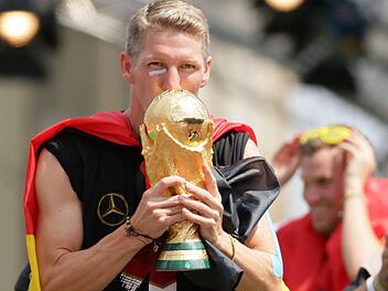 Bastian Schweinsteiger mit dem WM-Pokal, der am 2. Juni auf dem Gelände des TSV Ebensfeld zu bestaunen ist.  Foto: dpa