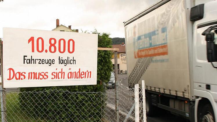 Die Zahl steht im Raum und am Ortseingang von Nüdlingen: 10800 Fahrzeuge rollen täglich durch Nüdlingen. Das ist zuviel, sagen die Anlieger und Vertreter einer neu gegründeten Bürgerinitiative für eine Umgehungsstraße. Foto: Paul Ziegler