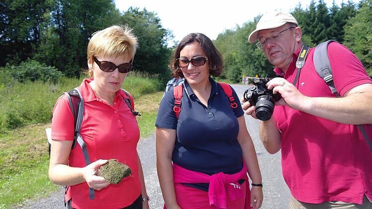 Marianne Breitenbach, Carola Helfrich und Stefan Helfrich scherzen: "Auf dem hat der Opa schon gesessen." Foto: Stephanie Elm