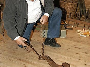 Im Sprachgebrauch ist der Hemmschuh durchaus gebräuchlich - wie das schmiedeeiserne Leiterwagen-Zubehör früher angewendet wurde, das zeigt Willi Lediger hier im Eltmanner Heimatmuseum. Mit dem Museumsfest am kommenden Sonntag beginnt die Museums-Saison. Fotos: Sabine Weinbeer