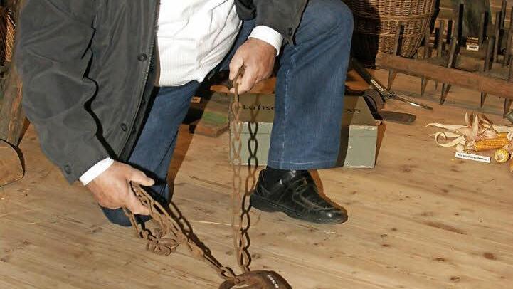 Im Sprachgebrauch ist der Hemmschuh durchaus gebräuchlich - wie das schmiedeeiserne Leiterwagen-Zubehör früher angewendet wurde, das zeigt Willi Lediger hier im Eltmanner Heimatmuseum. Mit dem Museumsfest am kommenden Sonntag beginnt die Museums-Saison. Fotos: Sabine Weinbeer