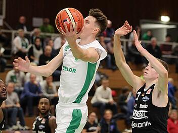 Der Baunacher Arnoldas Kulboka zieht erfolgreich zum Korb. Fotos: sportpress