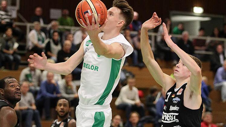 Der Baunacher Arnoldas Kulboka zieht erfolgreich zum Korb. Fotos: sportpress
