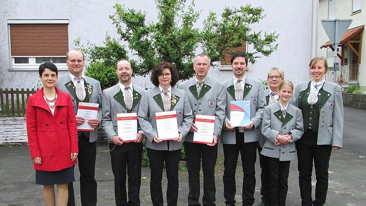 Tanja Berthold (l.) zeichnete langjährige Aktive aus (v. l.): Paul Schmelz, Martin Schmelz, Elke Knüttel, Klaus Schießer, Christoph Thaumüller sowie Sabine Parker, Bianca Schmelz und Karin Thaumüller.  Foto: Winfried Ehling