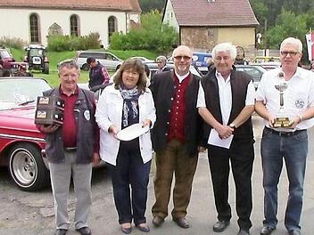 Siegerehrung bei den Oldtimern: Von links Heinz Martin, Andrea Schmitt, Bürgermeister Egon Herrmann, Gerhard Moser (Vorsitzender Oldtimerclub Kronach), Thomas Schwemmlein Foto: K.- H. Hofmann