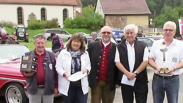 Siegerehrung bei den Oldtimern: Von links Heinz Martin, Andrea Schmitt, Bürgermeister Egon Herrmann, Gerhard Moser (Vorsitzender Oldtimerclub Kronach), Thomas Schwemmlein Foto: K.- H. Hofmann