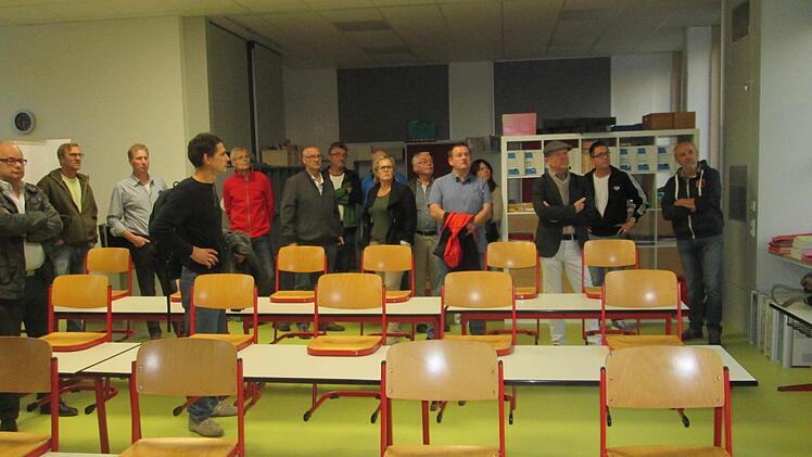 Fertiggestellt sind die Klassenräume im dreigeschossigen Bauteil, die der Gemeinderat (Foto) gemeinsam mit einem Vertreter des Planungsbüros besichtigte.