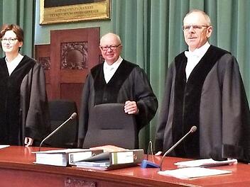 Die 1. Große Strafkammer des Landgerichts Bayreuth - in der Besetzung: Michael Pfitzner, Schöffe, die Berufsrichter Susanne Vonbrunn, Michael Eckstein und Reinhard Schwarz sowie Elke Zahn, Schöffin (von links) - rollt in dem Verfahren wegen versuchten Totschlags eine Messerstecherei in der Oberen Stadt auf.  Fotos: Stephan Tiroch