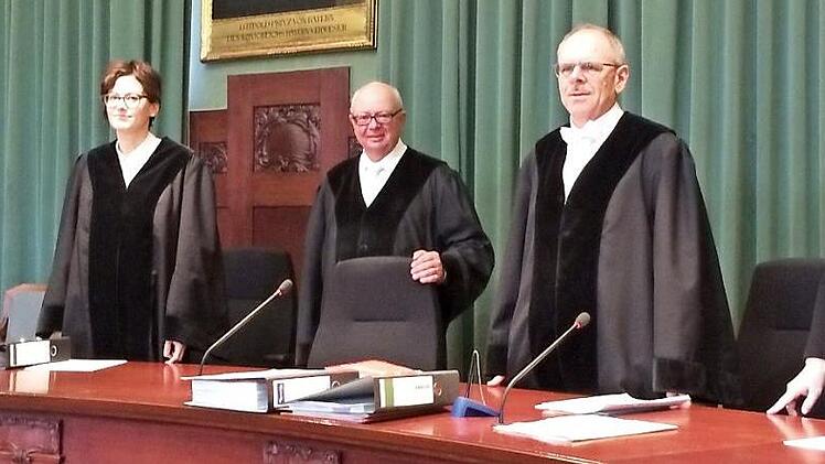 Die 1. Große Strafkammer des Landgerichts Bayreuth - in der Besetzung: Michael Pfitzner, Schöffe, die Berufsrichter Susanne Vonbrunn, Michael Eckstein und Reinhard Schwarz sowie Elke Zahn, Schöffin (von links) - rollt in dem Verfahren wegen versuchten Totschlags eine Messerstecherei in der Oberen Stadt auf.  Fotos: Stephan Tiroch