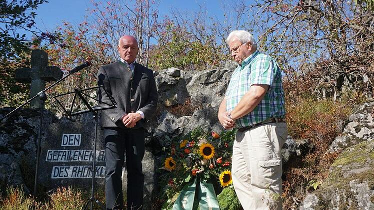Die Kranzniederlegung und das Gedenken an alle verstorbenen  Rhönklubmitglieder ist der emotionale Mittelpunkt der Heidelsteinfeier.  In diesem Jahr war Landrat Thomas Habermann der Festredner. Hier im Bild  (links) bei der Kranzniederlegung mit dem Rhönklub-Präsident Jürgen  Reinhardt. Foto: Marion Eckert