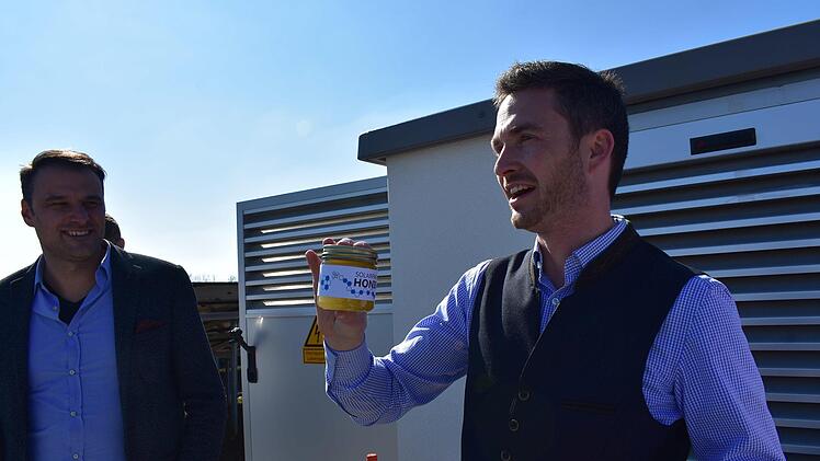 Andreas Klier mit dem Solarpark-Honig