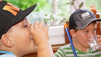Wasser ist nicht gleich Wasser - dass Quellenwasser besser schmeckt als solches aus der Plastikflasche, wurde auch Elias (links) und Luca beim Wassertest deutlich.