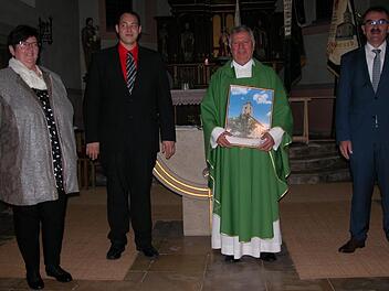 Küsterin Gabi Röder (von links), Organist Sebastian Fell, und Bürgermeister Harald Hofmann (rechts) dankten Pfarrer Dominik Kesina für die stets gute Zusammenarbeit.  Foto: Ewald Kiesel