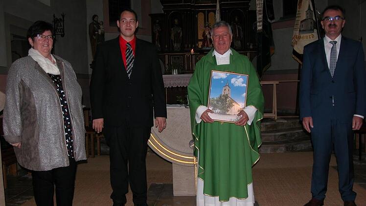 Küsterin Gabi Röder (von links), Organist Sebastian Fell, und Bürgermeister Harald Hofmann (rechts) dankten Pfarrer Dominik Kesina für die stets gute Zusammenarbeit.  Foto: Ewald Kiesel