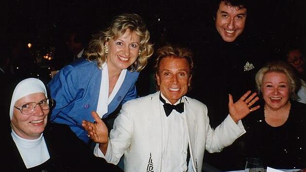 So freundlich und gel&ouml;st, wie Siegfried Fischbacher (Mitte) vom ber&uuml;hmten Magier-Duo Siegfried & Roy sich hier beim 20. Weltkongress der Zauberk&uuml;nstler 1997 beim VIP-Abend im Kongresshotel in Dresden auf diesem Bild gibt, so ist er nach den Erinnerungen von Ann (2.v. links) und Rudolf Konthur (2.v.rechts) auch wirklich gewesen. Links Siegfrieds Schwester  Foto: privat