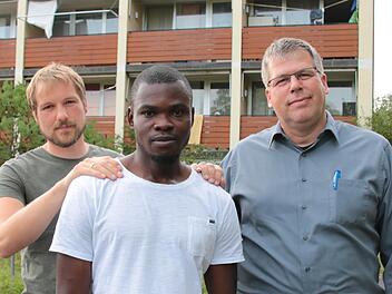 Tobias Roepke (links) und Marco Maaß (rechts) unterstützen Solomon Chibuike (Bildmitte), der noch in der Gemeinschaftsunterkunft Hammelburg lebt.