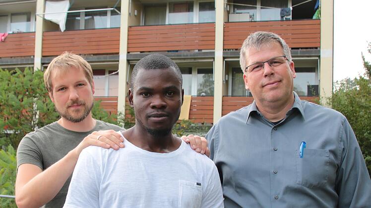 Tobias Roepke (links) und Marco Maaß (rechts) unterstützen Solomon Chibuike (Bildmitte), der noch in der Gemeinschaftsunterkunft Hammelburg lebt.