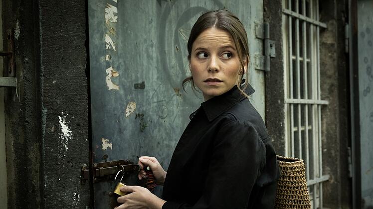 Anita Findteisen (Muriel Bielenberg), Kuratorin des Museums und enge Mitarbeiterin des Ermordeten, scheint etwas zu verbergen zu haben.