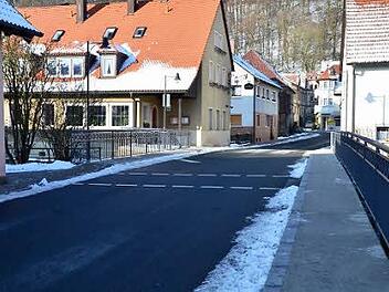 Unter der Brücke in der Trebgaster Ortsmitte bargen am Sonntagabend Rettungskräfte den Toten.  Foto: Dieter Hübner