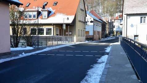 Unter der Brücke in der Trebgaster Ortsmitte bargen am Sonntagabend Rettungskräfte den Toten.  Foto: Dieter Hübner