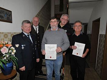 Josef Schaub zeichnete Georg Föckersperger, Manfred Hochreuther, Hans Strattner und Manfred Roderus (v. l.) für 50 Jahre Mitgliedschaft aus und ernannte sie zu Ehrenmitgliedern. Fotos: Roland Meister