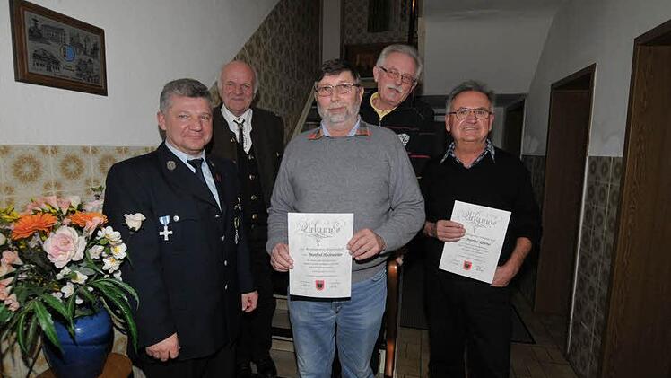 Josef Schaub zeichnete Georg Föckersperger, Manfred Hochreuther, Hans Strattner und Manfred Roderus (v. l.) für 50 Jahre Mitgliedschaft aus und ernannte sie zu Ehrenmitgliedern. Fotos: Roland Meister