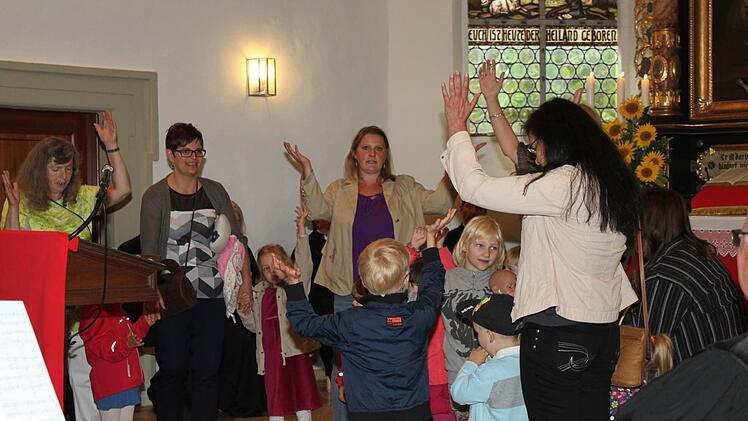 Mit einem musikalischen Gruß hießen die Kinder des evangelischen Kindergartens unter Leitung von Ina Bauer den neuen Pfarrer in Gleisenau willkommen
