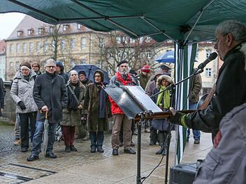 Der Liedermacher Lutz Werner bei seinem Vortrag während der Gedenkveranstaltung auf der Unteren Brücke in Bamberg Foto: Barbara Herbst
