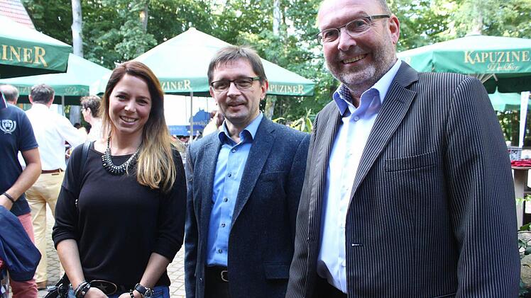 Anja Curioso Naiaretti vom Einkaufszentrum "Fritz" mit Redaktionsleiter Alexander Müller und Regional-Verlagsleiter Bernd Seidel. Foto: Jürgen Gärtner