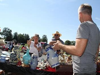 Schnäppchenjäger durften sich in Schney über ein interessantes Angebot freuen. Foto: Gerda Völk
