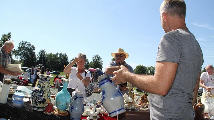 Schnäppchenjäger durften sich in Schney über ein interessantes Angebot freuen. Foto: Gerda Völk