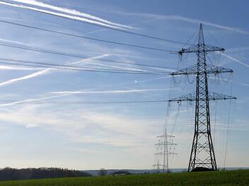 Soll nach Ansicht der Bundesnetzagentur bald nicht mehr alleine stehen: die 380-Kilovolt-Höchstspannungsleitung durch das Coburger Land, hier bei Großgarnstadt. Foto: Berthold Köhler