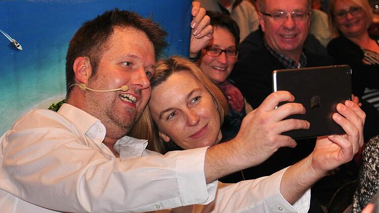 Selfies sind in und so machte Michael A. Tomis vom Totalen Bamberger Cabaret während des Auftritts ein Selfie mit Katja Reiss aus Wonfurt.