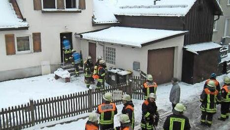 Das schnelle Eingreifen der Feuerwehren verhinderte in Steinwiesen Schlimmeres. Foto: Deuerling