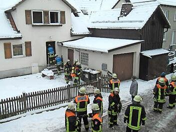 Das schnelle Eingreifen der Feuerwehren verhinderte in Steinwiesen Schlimmeres. Foto: Deuerling