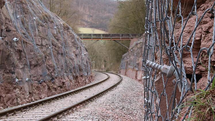 Oberhalb von Arnshausen wurden die Felshänge entlang der Bahnstrecke gesichert. Foto: Ralf Ruppert