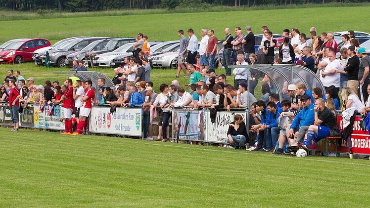 &Uuml;ber Zuschauer sahen das Relegationsspiel in Neukenroth.  Foto: Wei&szlig;